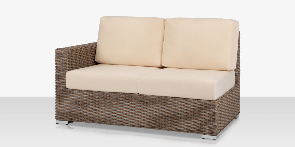 Lucaya – Canapé 2 places avec accoudoir gauche, California Sand, coussin Standard Off-White