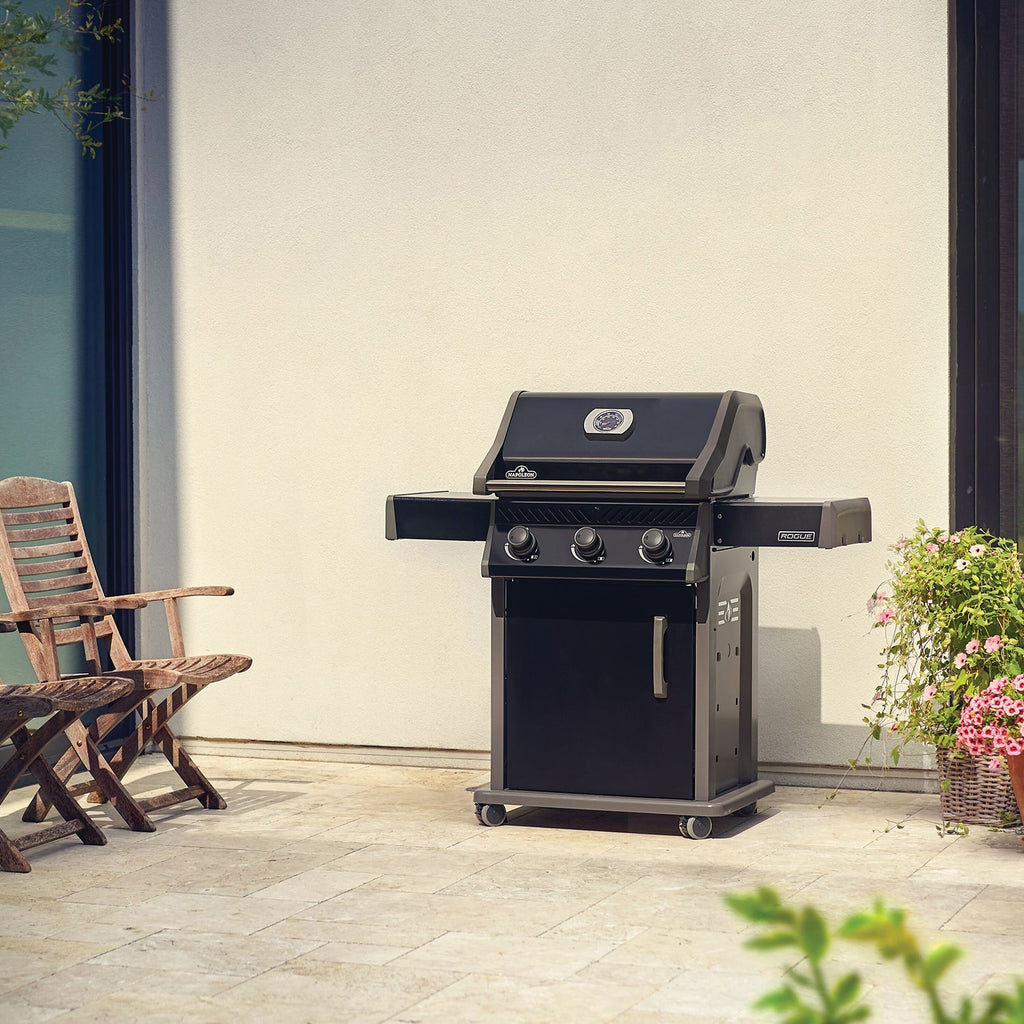 Napoleon Rogue 425 – Barbecue à gaz noir 3 brûleurs avec grilles en acier inoxydable