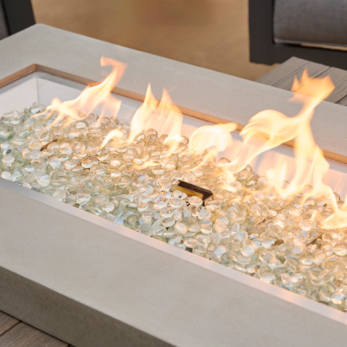 Uptown Coastal Grey – Table brasero linéaire à gaz avec pare-feu en verre – UPT-1242-CGR/GG-1242