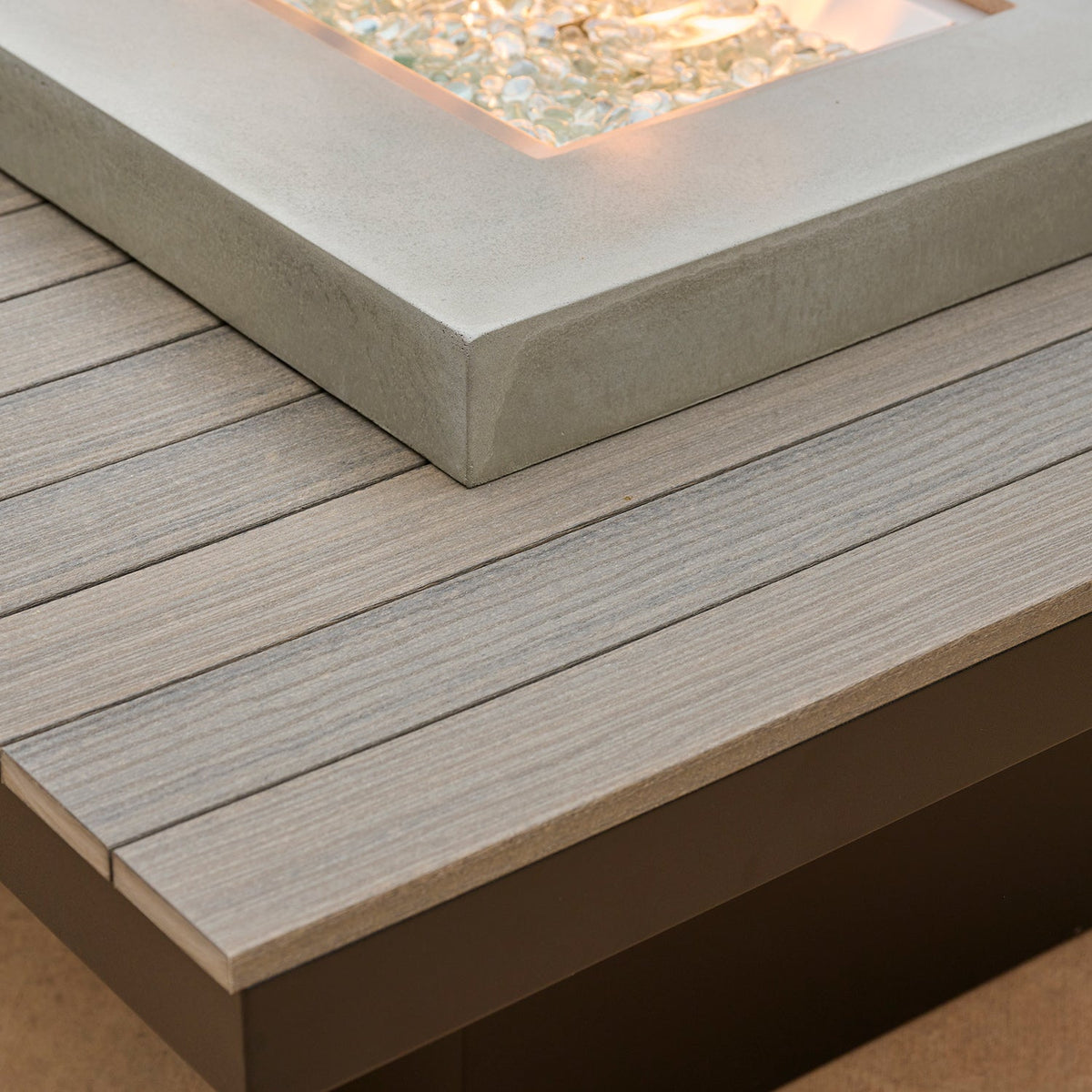 Uptown Coastal Grey – Table brasero linéaire à gaz avec pare-feu en verre – UPT-1242-CGR/GG-1242
