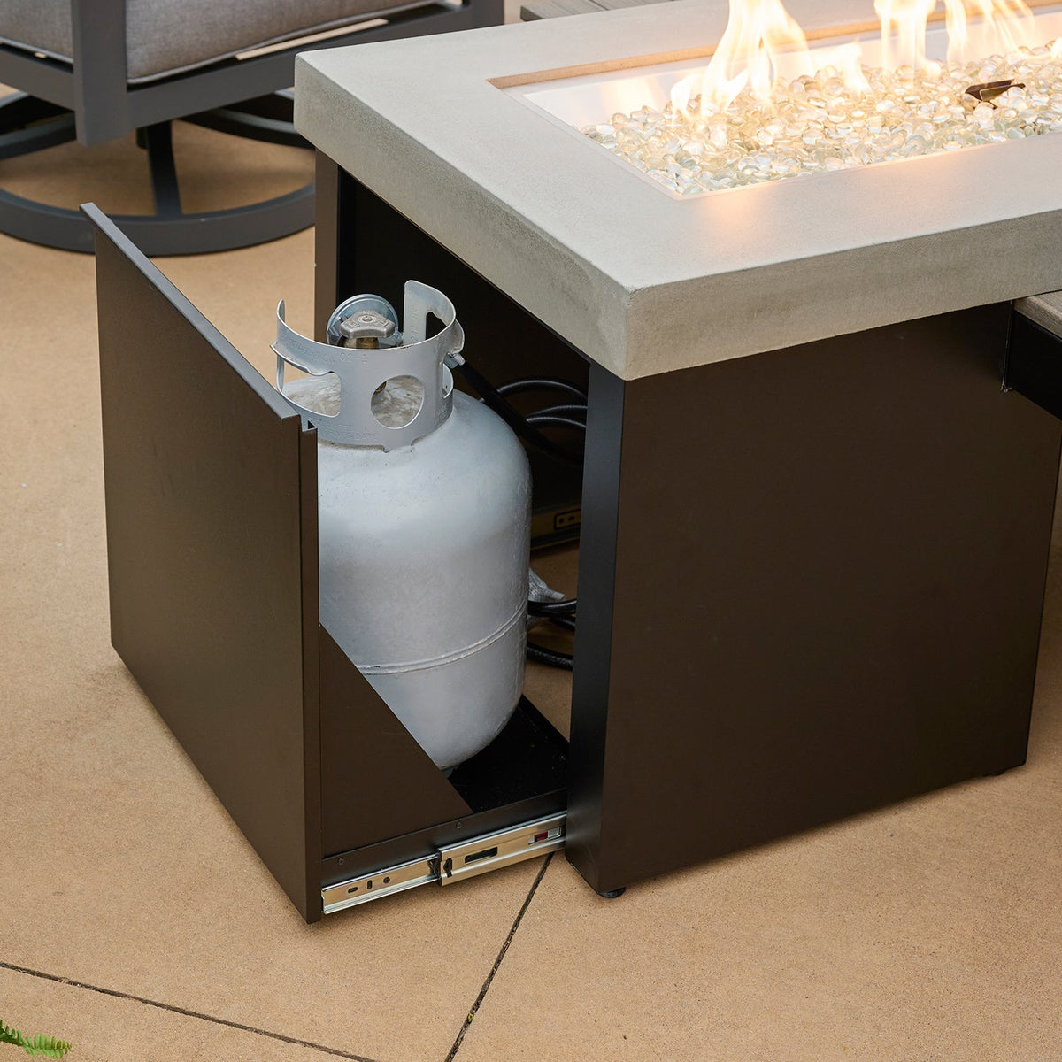 Uptown Coastal Grey – Table brasero linéaire à gaz avec pare-feu en verre – UPT-1242-CGR/GG-1242
