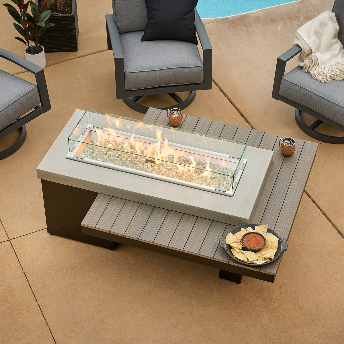 Uptown Coastal Grey – Table brasero linéaire à gaz avec pare-feu en verre – UPT-1242-CGR/GG-1242