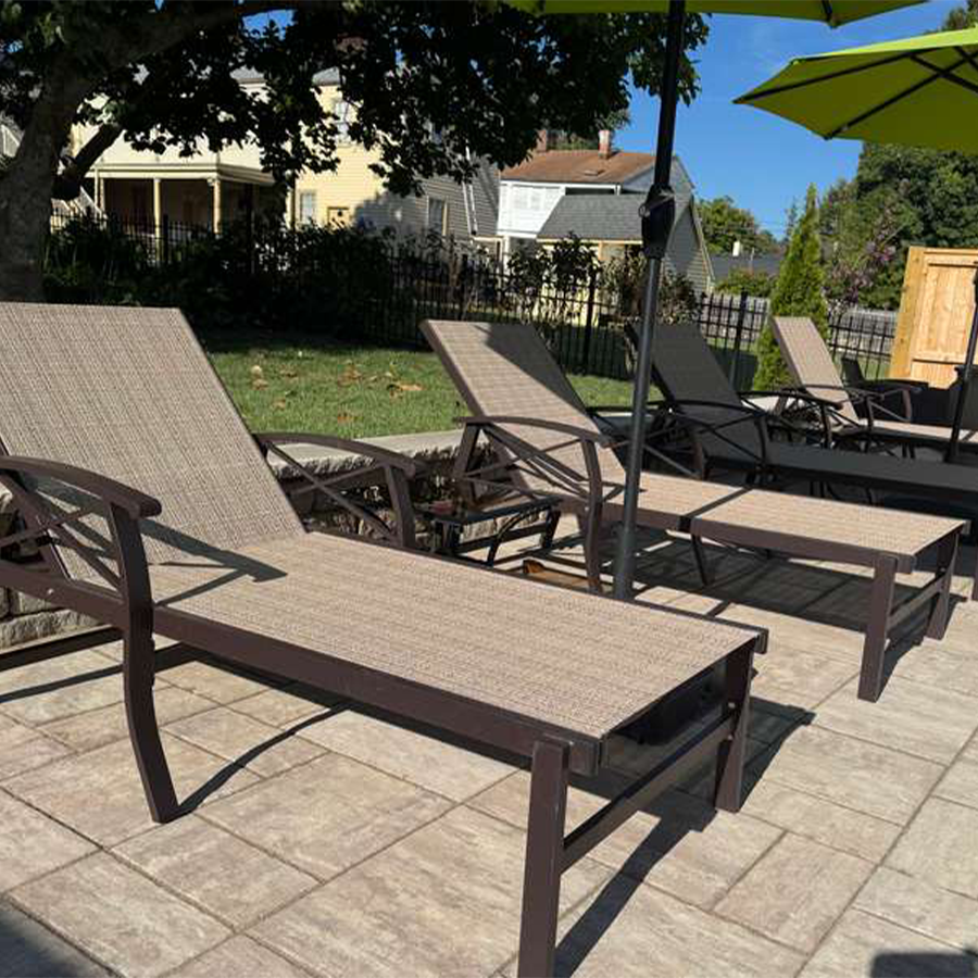 PURPLE LEAF Outdoor Chaise Lounge Chair Patio Pool Lounger Aluminum Chairs with Side Table and Wheels Adjustable Tanning Recliner with Armrests for Outside Backyard Deck Beach